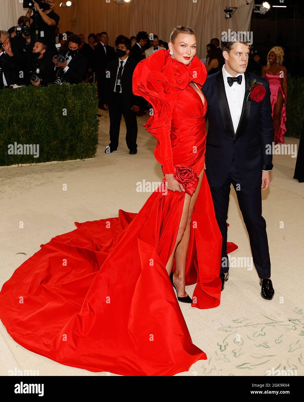 New York, Usa. September 2021. Karlie Kloss und Wes Gordon kommen zur Met Gala im Metropolitan Museum of Art, um die Eröffnung von in America: A Lexicon of Fashion in New York City am Montag, den 13. September 2021, zu feiern. Foto von John Angelillo/UPI Credit: UPI/Alamy Live News Stockfoto