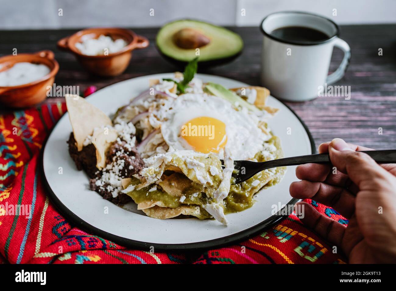 mexikanische Chilaquiles mit Spiegelei, Huhn und würziger grüner Sauce traditionelles Frühstück in Mexiko Stockfoto