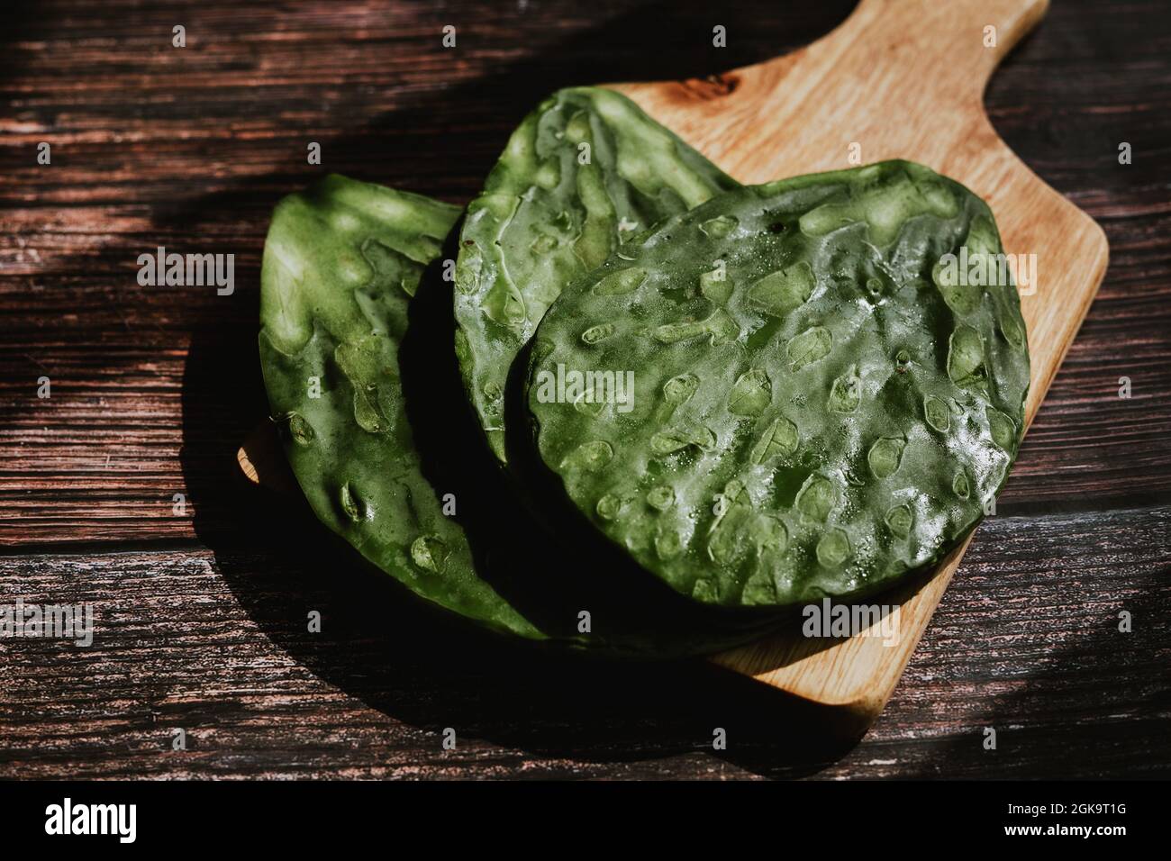 Verlassen von Kaktus nopales mexikanische Lebensmittelzutat grünes Essen. Draufsicht in Mexiko Stockfoto