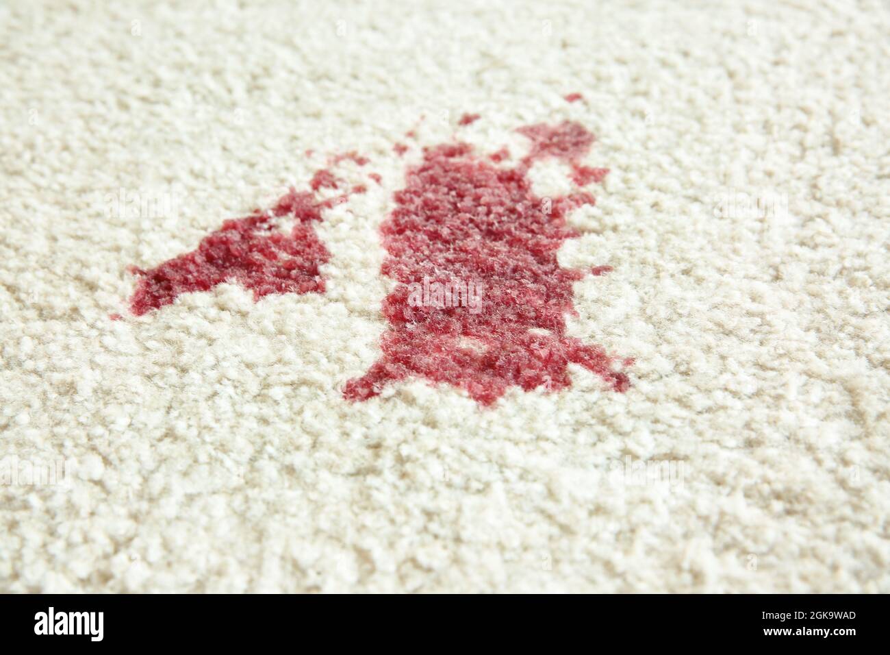 Rotweinfleck auf weißem Teppich, Nahaufnahme Stockfotografie - Alamy