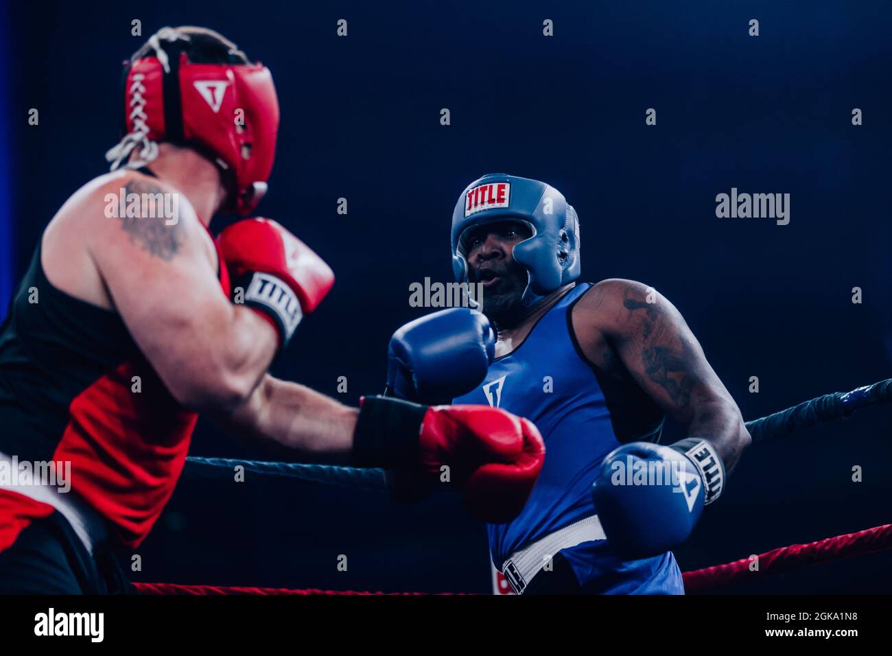 Guns 'N Schläuche Charity Boxing zwischen der Polizei von Omaha und den Feuerwehrleuten Stockfoto