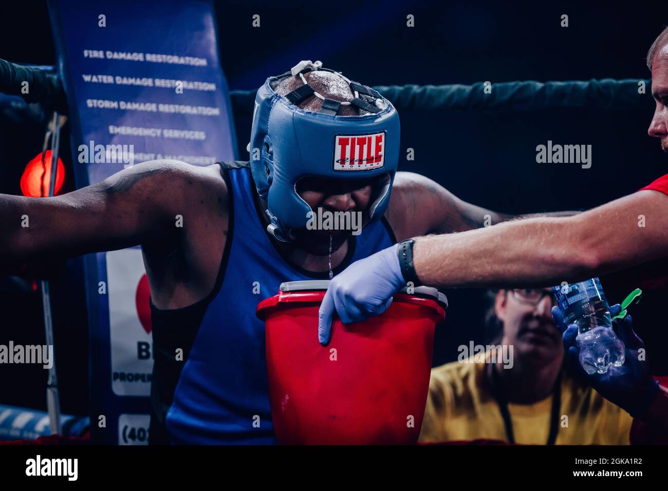 Guns 'N Schläuche Charity Boxing zwischen der Polizei von Omaha und den Feuerwehrleuten Stockfoto