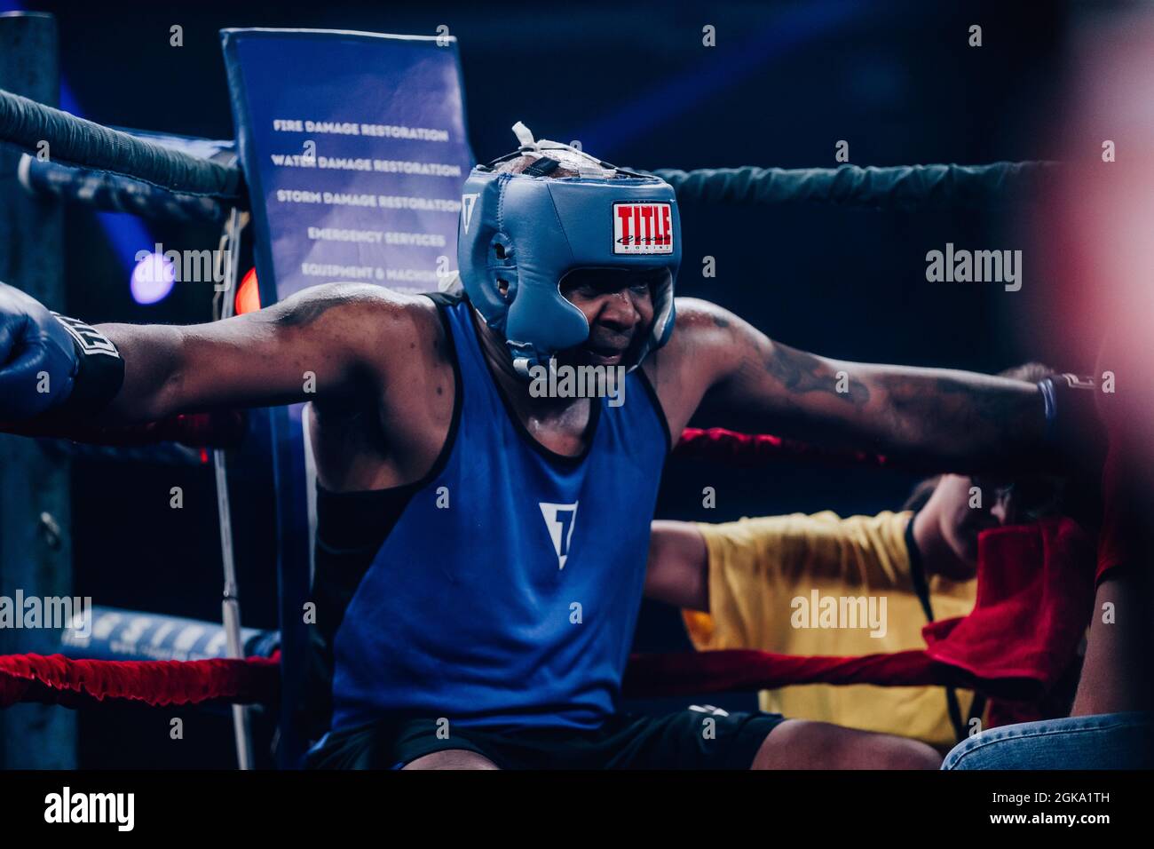 Guns 'N Schläuche Charity Boxing zwischen der Polizei von Omaha und den Feuerwehrleuten Stockfoto