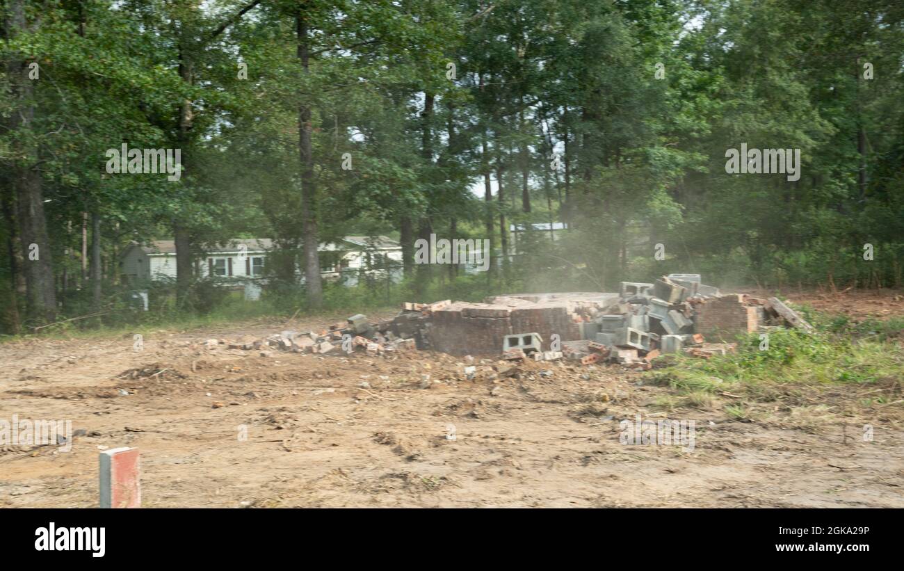 Yellow yanmar Bagger Abriss alten Ziegelkamin viel zu löschen Stockfoto