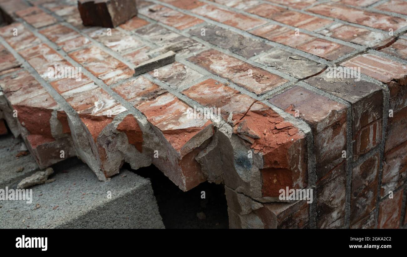 Yellow yanmar Bagger Abriss alten Ziegelkamin viel zu löschen Stockfoto