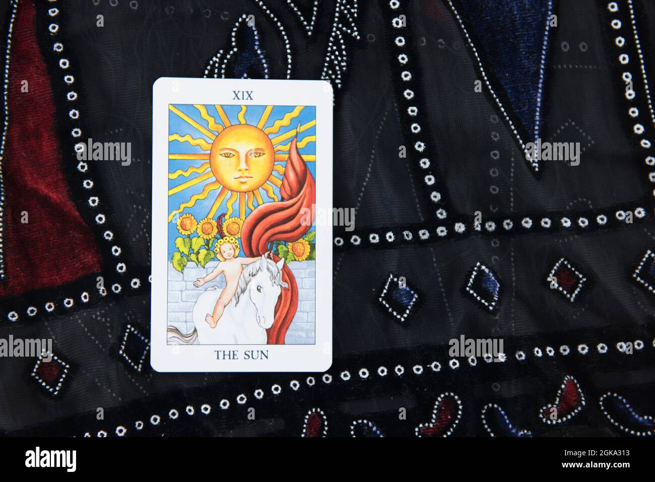 Bangkok, Thailand Aug2,2016 : Wahrsager öffnen die Tarot-Karten, die Tarot-Karten, DER NARR, DER TEUFEL, DER TURM, RAD DER FORTURE, DER STERN, DEAT, DER LIEBHABER Stockfoto