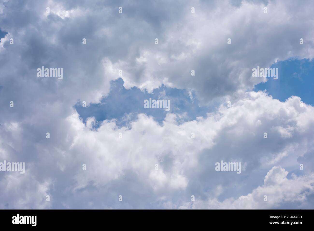 Beste natürliche Himmel Wolken. Diesig kleine cirrostratus. Schönen - und Cumulus Wolkenformationen an einem sonnigen Nachmittag im Spätsommer werden Stockfoto