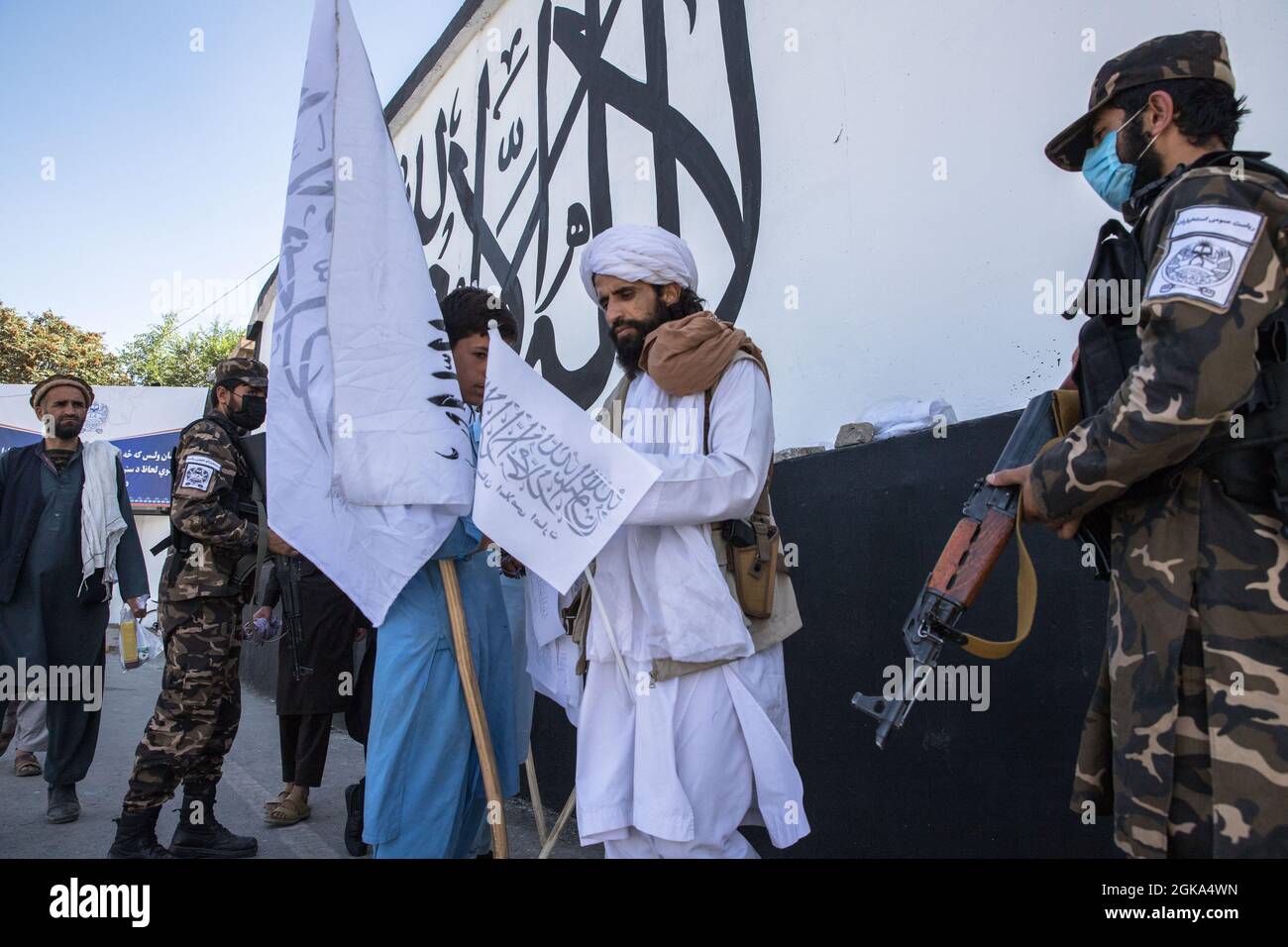 NUR ZUR REDAKTIONELLEN VERWENDUNG - Taliban fotografieren vor einer der Außenwände der Botschaft der Vereinigten Staaten. Taliban-Kämpfer aus verschiedenen Provinzen des Landes kommen, um Flaggen zu kaufen, die am 11. September mit der Taliban-Flagge bedeckt waren. Kabul, Afghanistan, 13. September 2021. Foto von Oriane Zerah/ABACAPRESS.COM Stockfoto