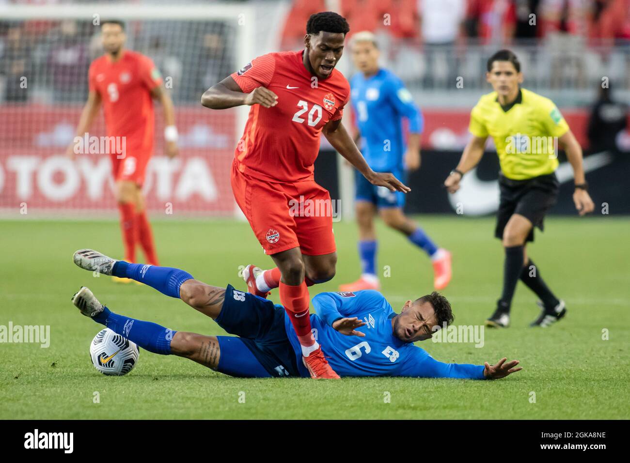 Toronto, Kanada, 8. September 2021: Jonathan David (No.20) vom Team Canada wird während des CONCACAF World Cup Qualifying 2022-Spiels auf dem BMO-Feld in Toronto, Kanada, von Narciso Orellana (No.6) vom Team El Salvador in Angriff genommen. Kanada gewann das Spiel mit 3:0. Stockfoto