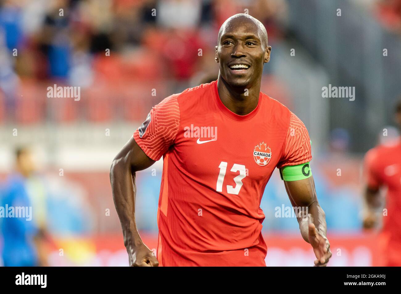 Toronto, Kanada, 8. September 2021: Atiba Hutchinson, der Kapitän des Team Canada, feiert, nachdem einer seiner Teamkollegen beim CONCACAF World Cup Qualifying 2022-Spiel gegen das Team El Salvador auf dem BMO-Feld in Toronto, Kanada, ein Tor erzielt hat. Kanada gewann das Spiel mit 3:0. Stockfoto