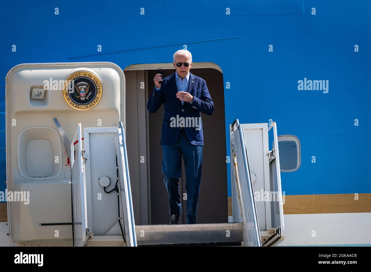 MATHER, CA, US.A. - SEPT. 13, 2021: Präsident Joe Biden verlässt die Air Force 1 und entfernt seine Maske, bevor er absteigt, um über die Wildfir des Staates informiert zu werden Stockfoto