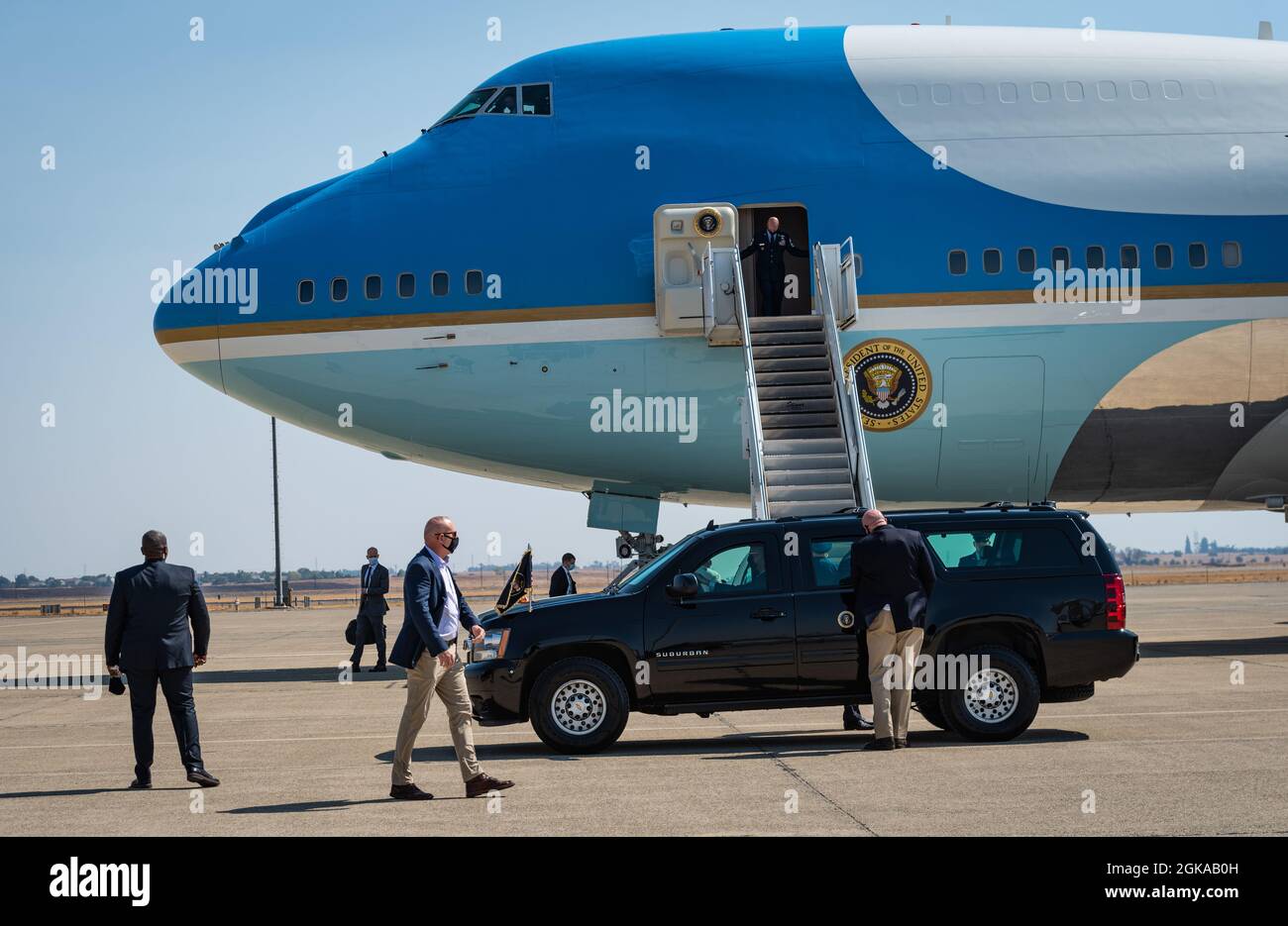 Ein schwarzer Stadtwagen erwartet Präsident Joe Bidens Ankunft von Air Force One am Flughafen Mather. Stockfoto