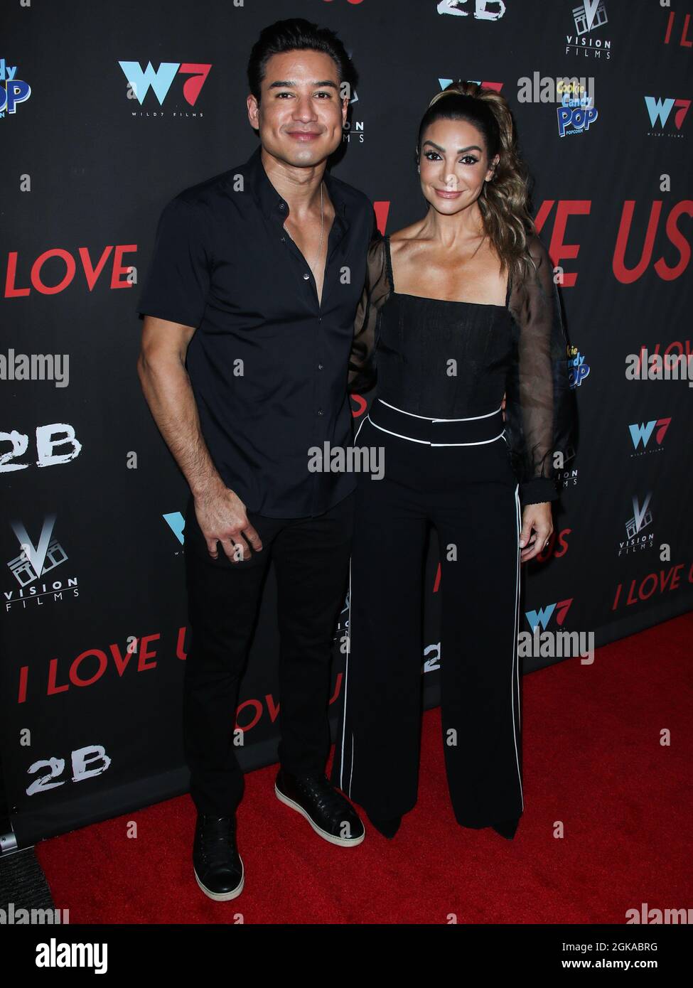 Hollywood, Usa. September 2021. HOLLYWOOD, LOS ANGELES, KALIFORNIEN, USA - 13. SEPTEMBER: Der Schauspieler/Fernsehmoderator Mario Lopez und seine Frau/Schauspielerin Courtney Laine Mazza kommen zur Los Angeles Premiere von Vision Films' 'I Love US', die am 13. September 2021 im Harmony Gold Theatre in Hollywood, Los Angeles, Kalifornien, USA, stattfand. (Foto: Xavier Collin/Image Press Agency/Sipa USA) Quelle: SIPA USA/Alamy Live News Stockfoto