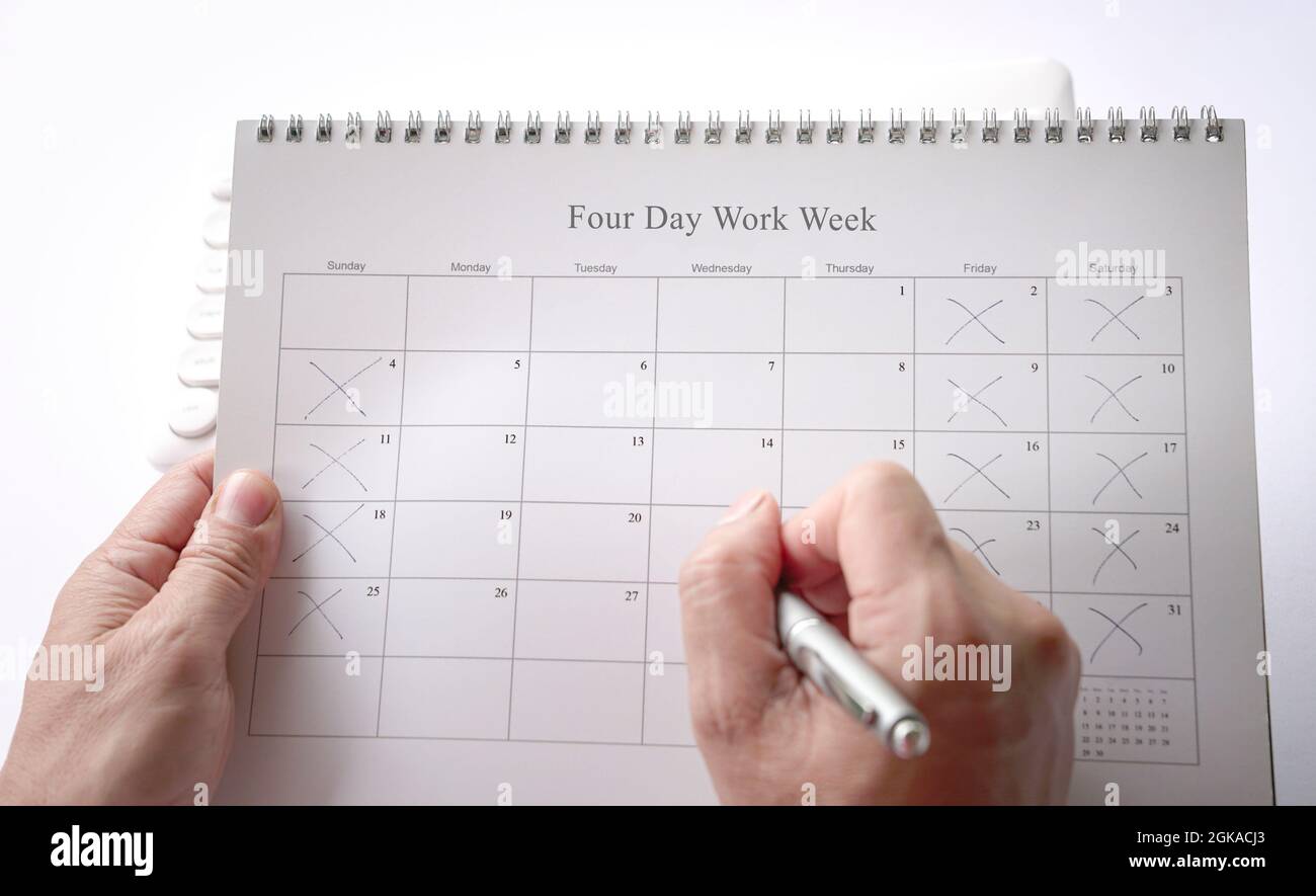 Mann, der einen Kalender mit vier-Tage-Wochenarbeitskonzept hält. Freitag, Samstag und Sonntag werden gekreuzt. Stockfoto