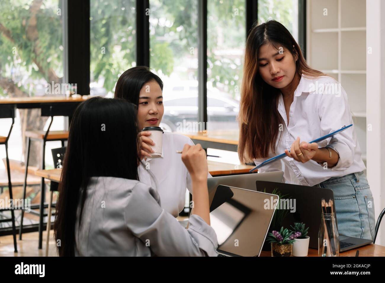 Gruppe von jungen asiatischen Menschen in Smart Casual Wear diskutieren Business Office, Business Team Corporate Organisation Meeting Konzept. Stockfoto