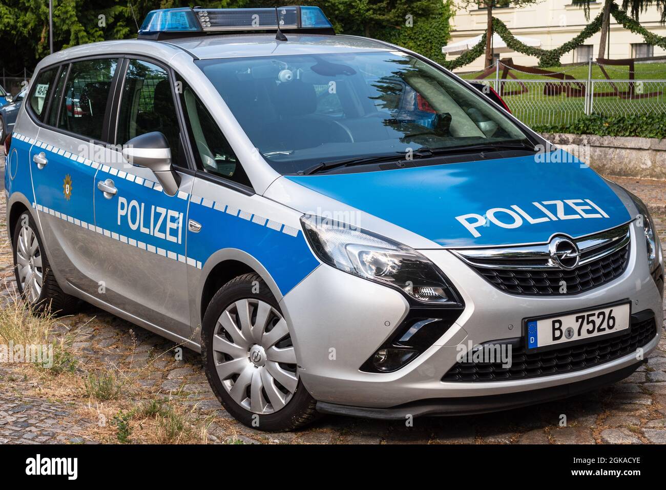 Geparktes deutsches Polizeifahrzeug am Straßenrand Stockfoto