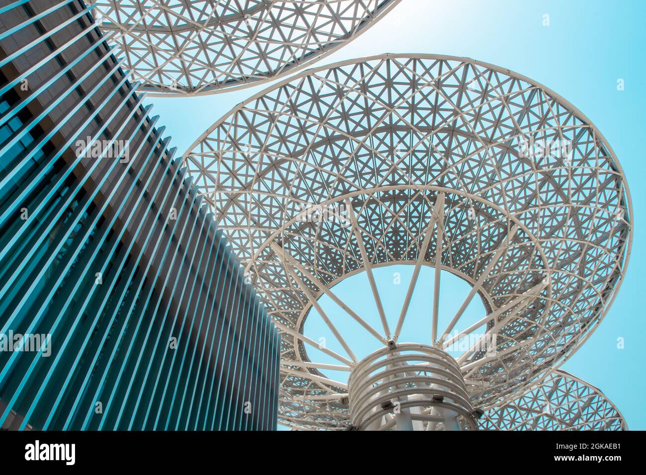 Dubai, VAE, 04/07/20. Moderne Metalllichtstrukturen in Blumen-/Baumform mit blauem Himmel-Hintergrund, Bluewaters Island neues künstliches Viertel in Dubai. Stockfoto