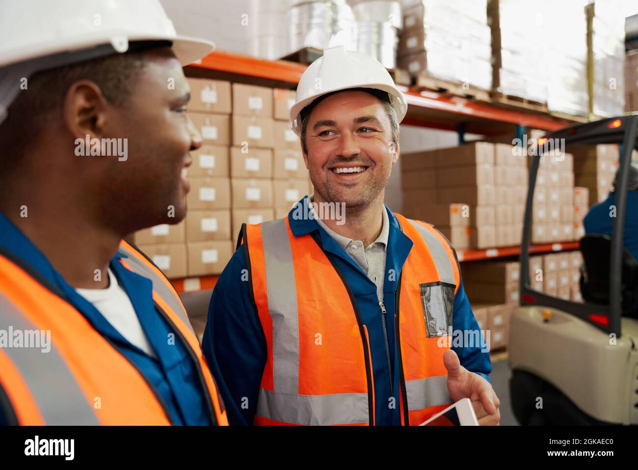 Nahaufnahme von glücklichen, multirassischen Mitarbeitern in einem großen Lagerhaus Stockfoto