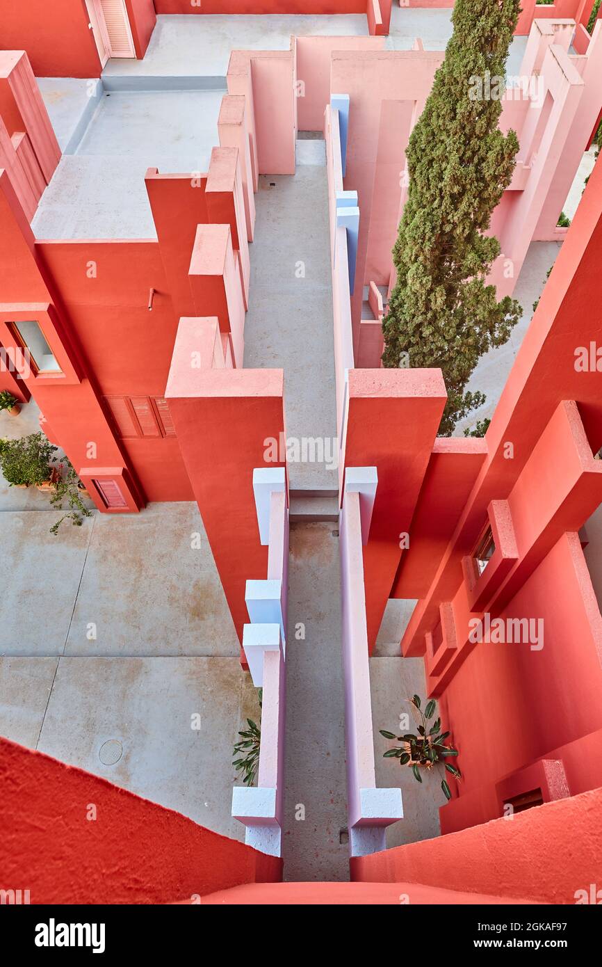 Geometrische Bauweise. Die rote Wand, La Manzanera. Calpe, Spanien Stockfoto