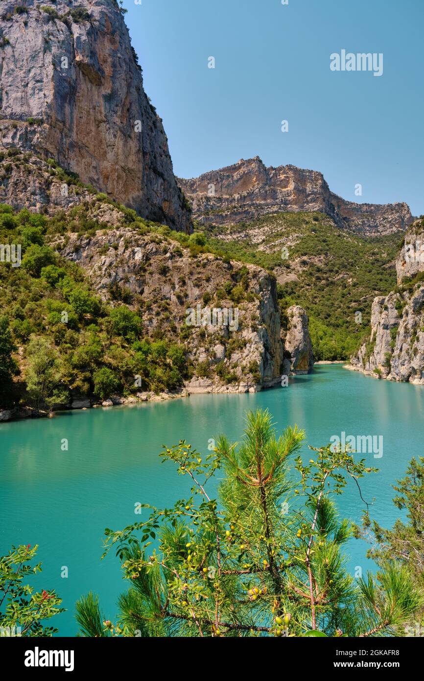 Ein schöner See zwischen den Felsen Stockfoto