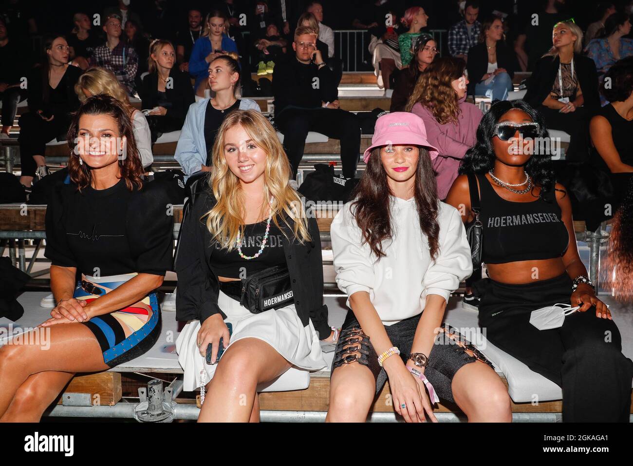 Berlin, Deutschland. September 2021. Marlene Lufen (l-r), Dalia Mya Schmidt-Foß, Betty Taube-Guenter und Toni Dreher-Adenuga kommen bei der Marina Hoermanseder Show im Kraftwerk an. About You, die Re-Fashion Week, ist seit 2021 Teil der Berlin Fashion Week. About You Fashion Week läuft vom 11. Bis 15. September 2021. Quelle: Gerald Matzka/dpa/Alamy Live News Stockfoto