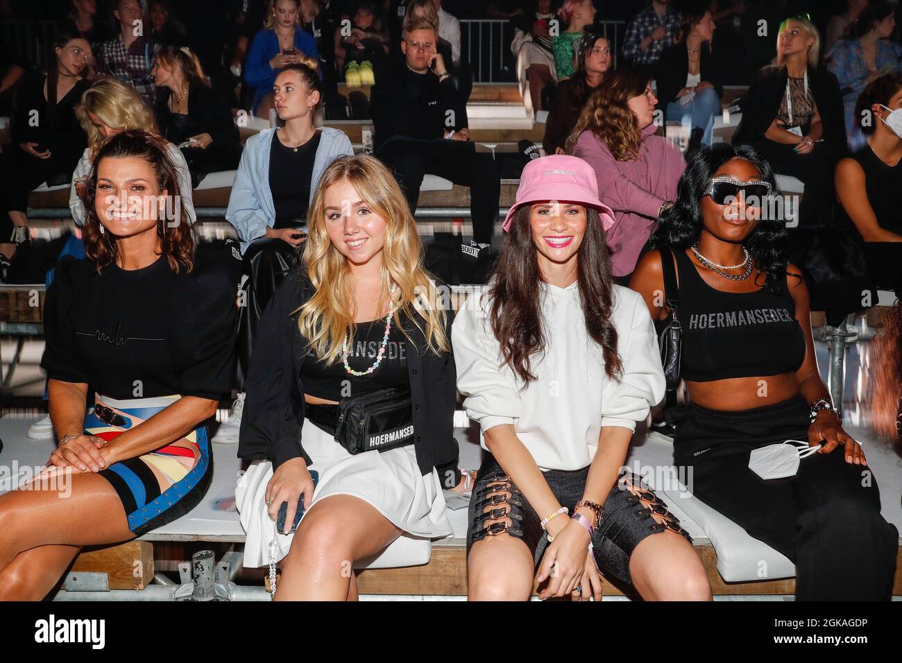 Berlin, Deutschland. September 2021. Marlene Lufen (l-r), Dalia Mya Schmidt-Foß, Betty Taube-Guenter und Toni Dreher-Adenuga kommen bei der Marina Hoermanseder Show im Kraftwerk an. About You, die Re-Fashion Week, ist seit 2021 Teil der Berlin Fashion Week. About You Fashion Week läuft vom 11. Bis 15. September 2021. Quelle: Gerald Matzka/dpa/Alamy Live News Stockfoto