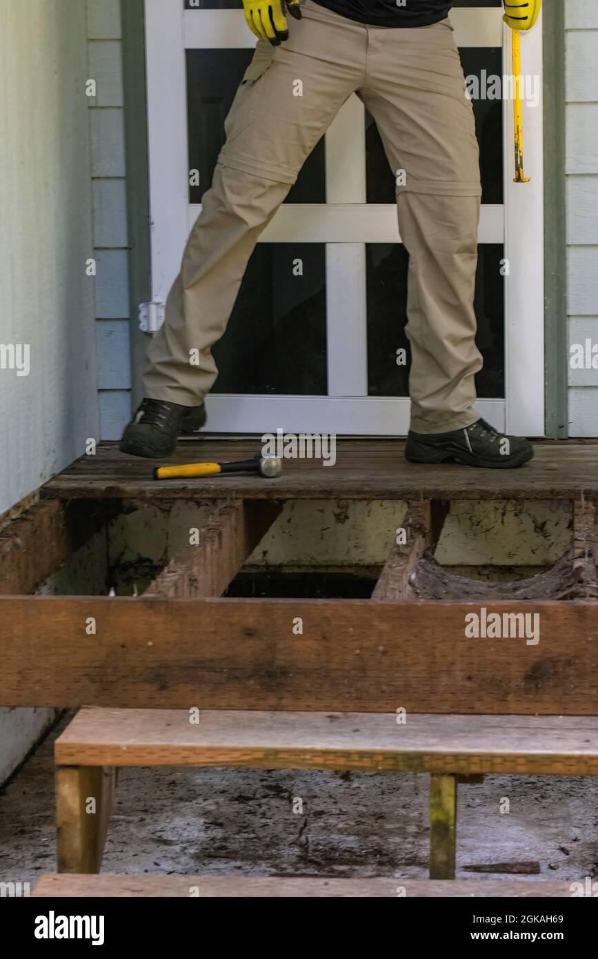 Arbeiter, die im Sommer auf der alten Veranda ein Heimprojekt machen Stockfoto