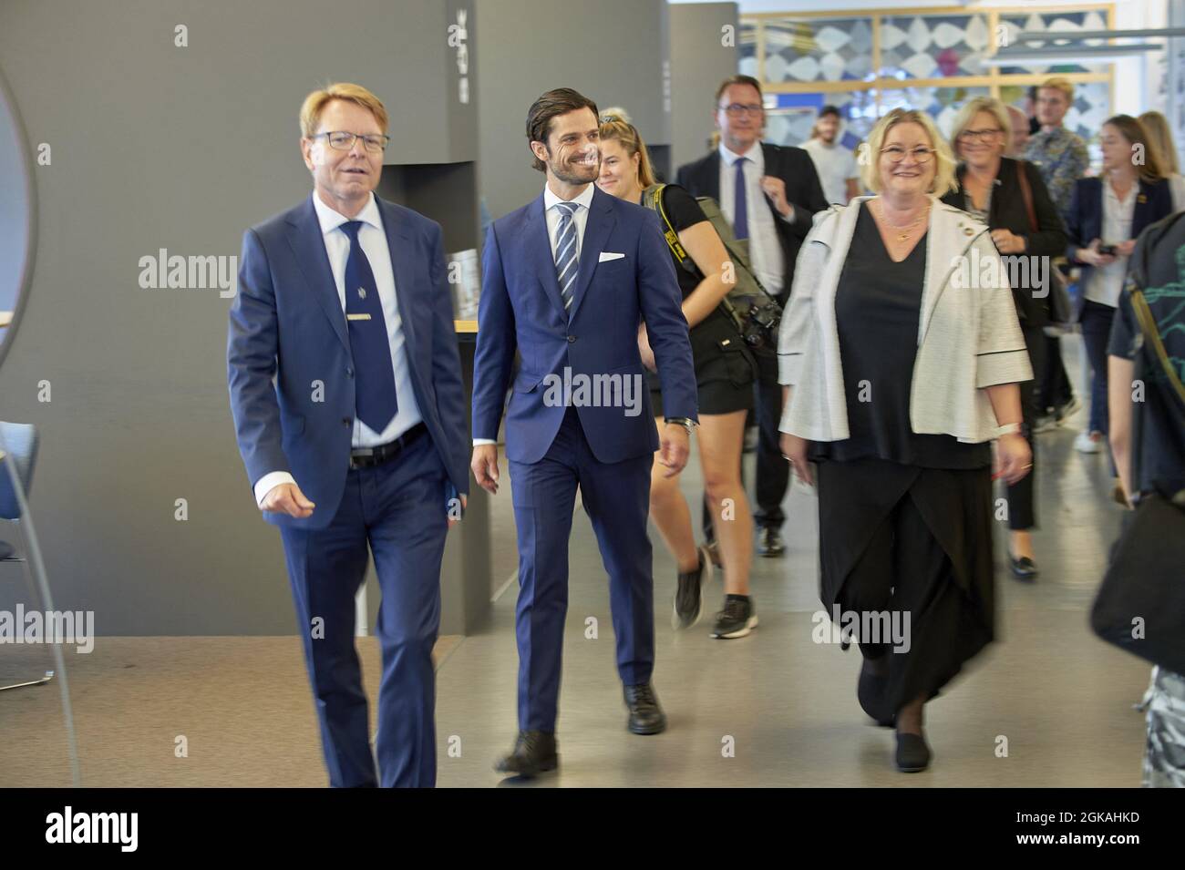 Prinz Carl Philip besucht Landscape Blekinge in Südschweden, um die Aufmerksamkeit auf die lokalen Bemühungen im Gefolge der Pandemie zu lenken. In Karlskrona trifft Carl Philip unter anderem Vertreter aus der Region Blekinge, der Regenschirmproduktion und dem Womens Schelter. Aufgrund der COVID-19-Pandemie besucht die königliche Familie alle 21 Grafschaften in Schweden. Es ist eine Möglichkeit für die königliche Familie, den Betroffenen Beileid zu bekunden und den lokalen Bemühungen in verschiedenen Bereichen der Gesellschaft Aufmerksamkeit zu schenken. Karlskrona, Schweden, 13. September 2021. Foto von Stefan Lindblom/Stella Pictures/ABACAPRESS.COM Stockfoto