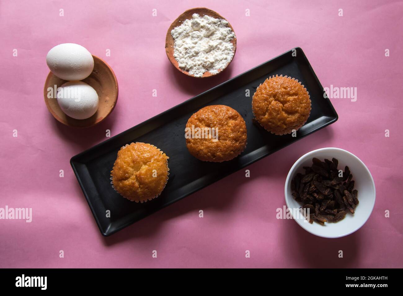 Indische traditionelle süße Motichur laddu oder Laddoo aus gram-Mehl-Kugeln frittiert und in Zuckersirup getaucht Stockfoto