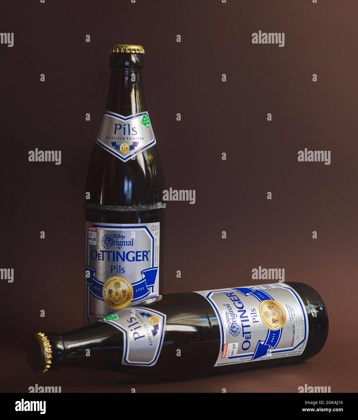 Neckargemuend, Deutschland - 13. September 2021: Zwei Flaschen Pilsner-Bier  der marke oettinger, Bestseller der deutschen Brauereigruppe  Stockfotografie - Alamy