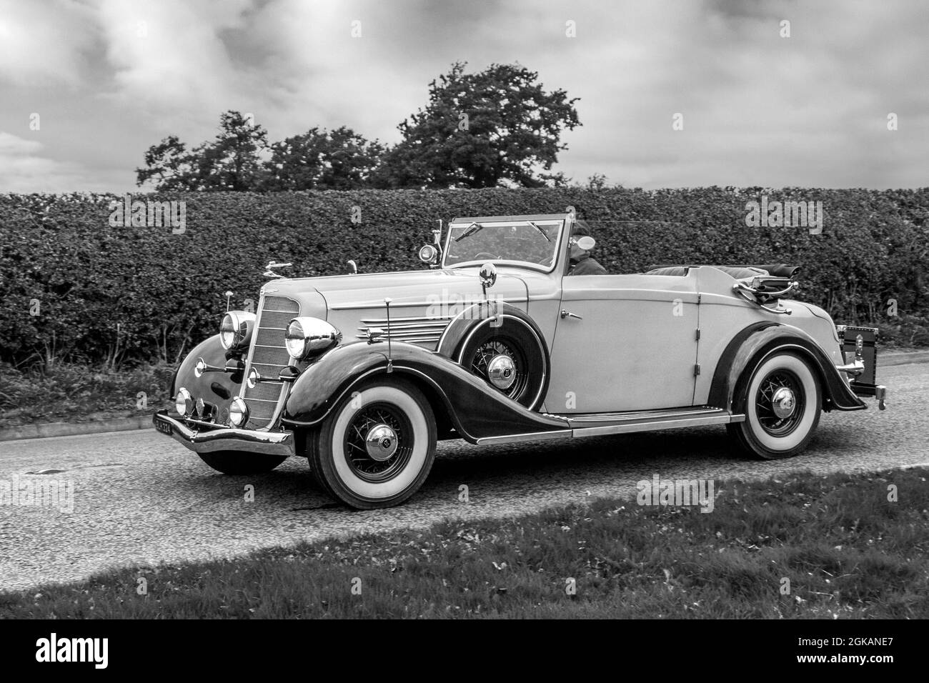 1934 30er Jahre braunes Buick 4303cc Benzin-Cabriolet auf dem Weg zur Capesthorne Hall Classic August Car Show, Ceshire, Großbritannien Stockfoto
