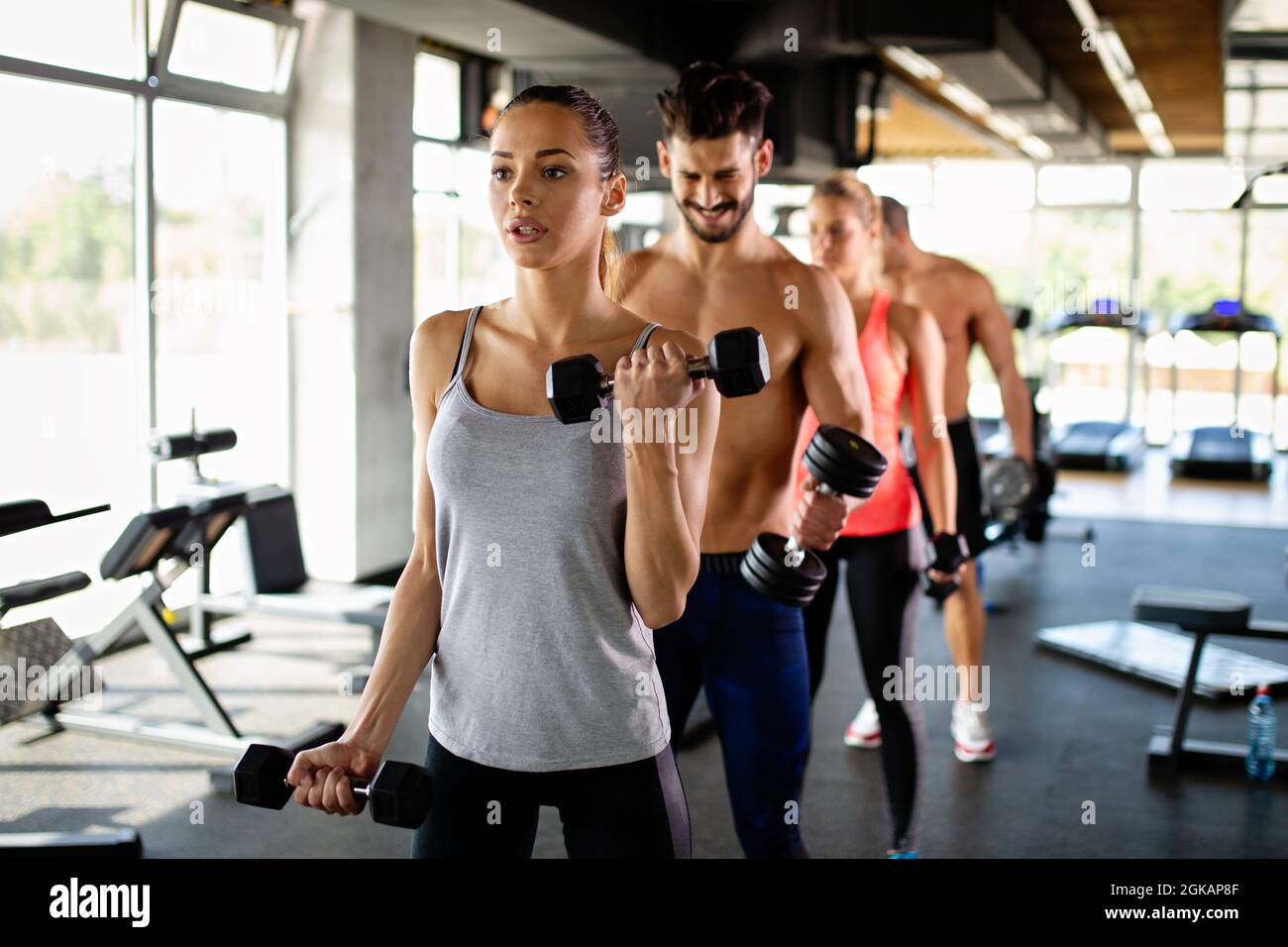 Eine Gruppe von glücklichen, fithen Menschen, die gemeinsam Übungen im Fitnessstudio machen. Sport helathy Lifestyle-Konzept Stockfoto