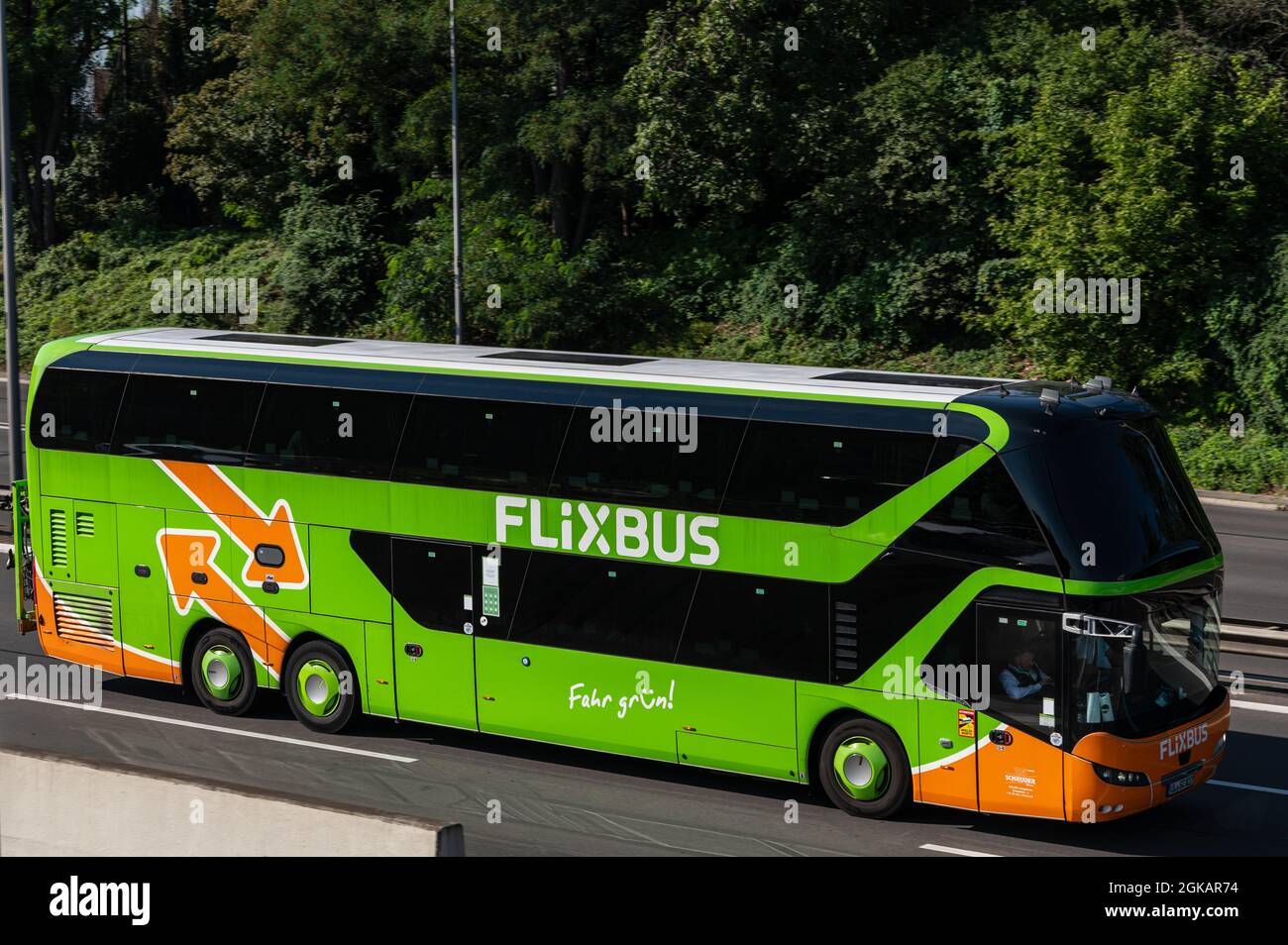 Flixbus Intercity Bus auf der Autobahn. Flixbus ist eine Marke, die  intercity Bus Service in ganz Europa bietet Stockfotografie - Alamy