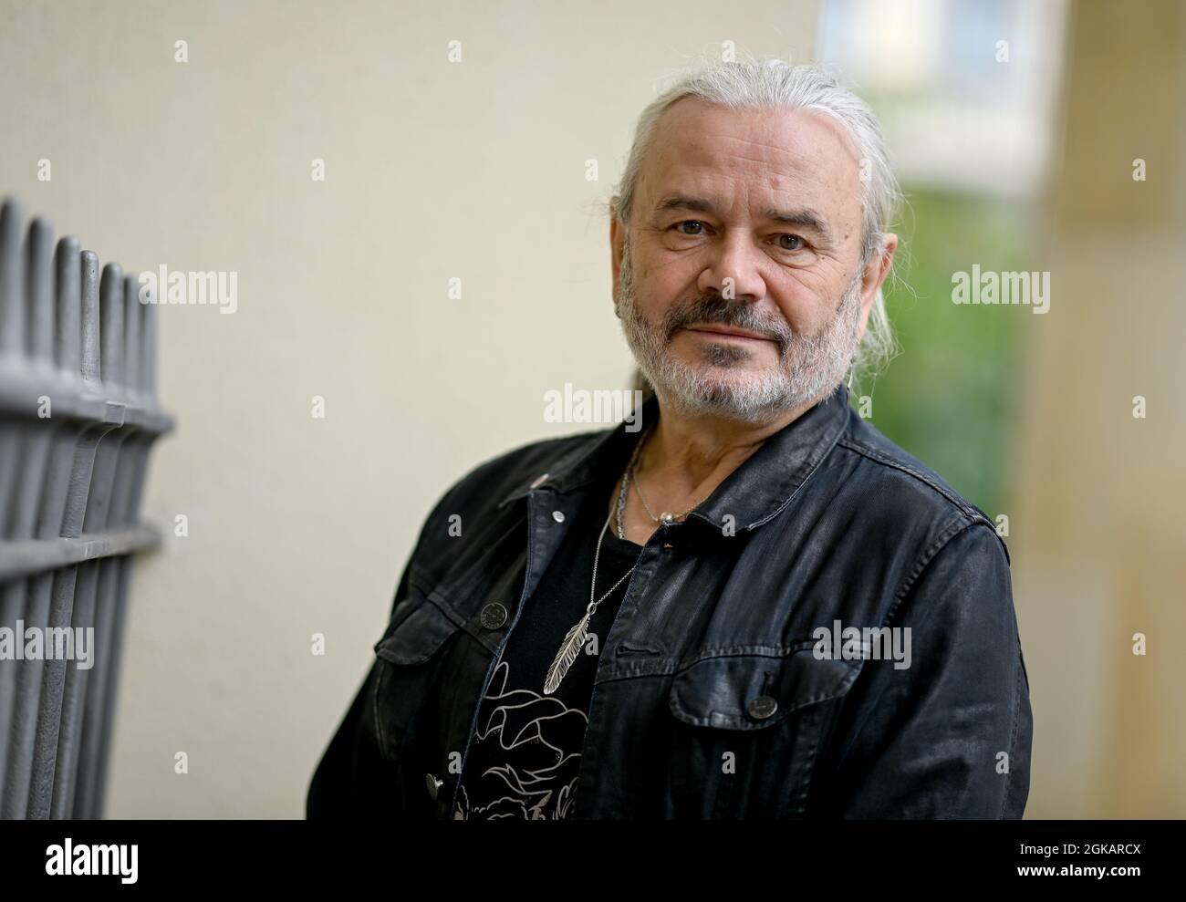 Berlin, Deutschland. August 2021. Hans-Jürgen 'Jäcki' Reznicek, Musiker der Band Silly. Die Band war eine der berühmtesten Gruppen der DDR. Sie schafften es später nicht, in der Eastalgia-Schublade versunken zu bleiben. (To dpa 'A Band like a House: Silly setzt sich mit zwei neuen Mitgliedern fort') Credit: Britta Pedersen/dpa-Zentralbild/dpa/Alamy Live News Stockfoto