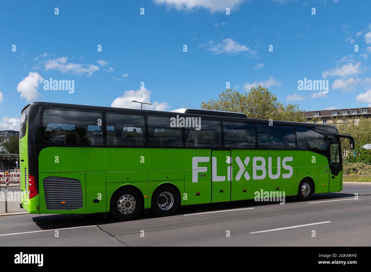 Grüner Bus von Flixbus in den Berliner Busbahnhof Stockfoto