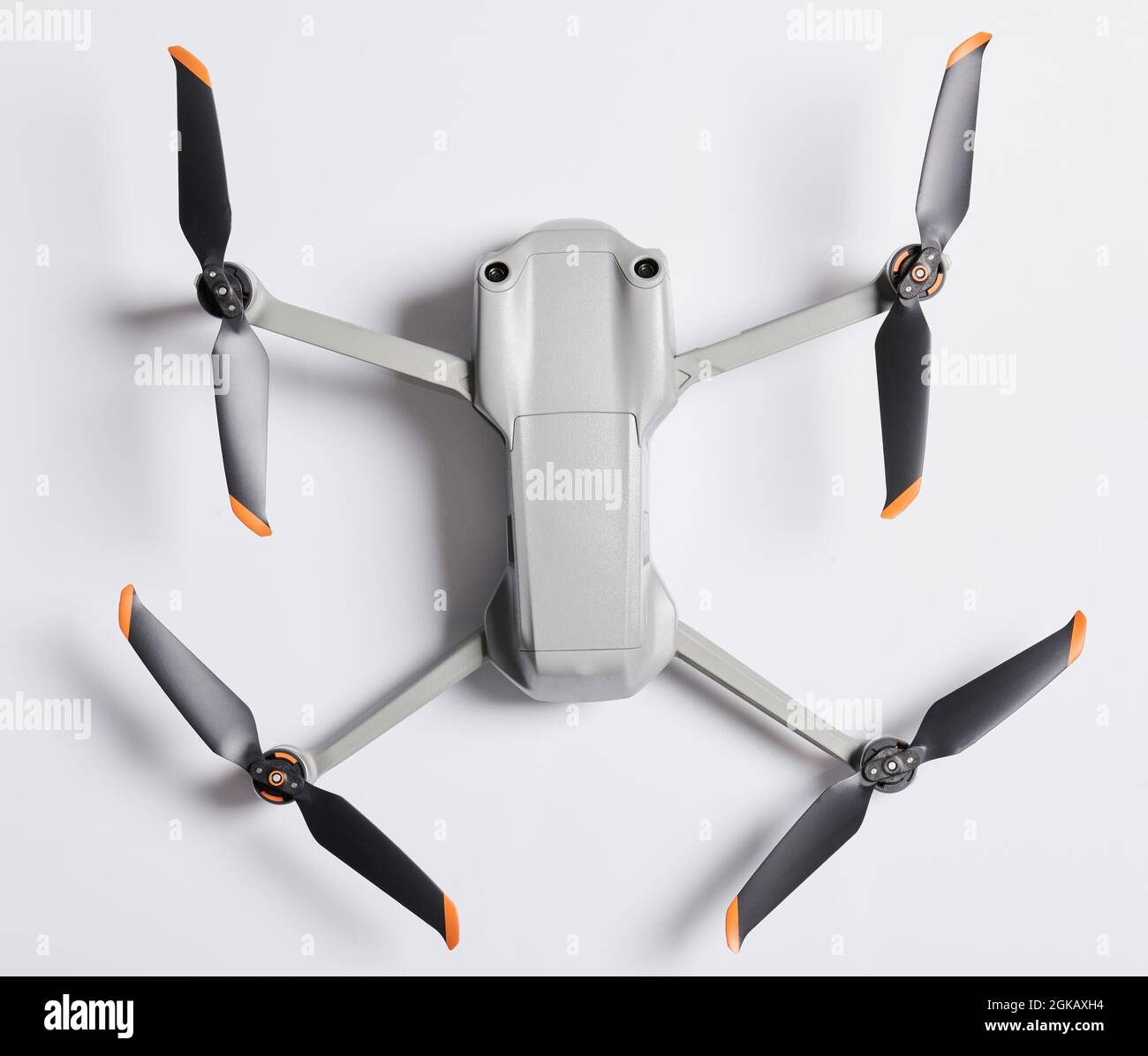 Moderne faltbare Drohne über Draufsicht isoliert auf Studio-Hintergrund Stockfoto