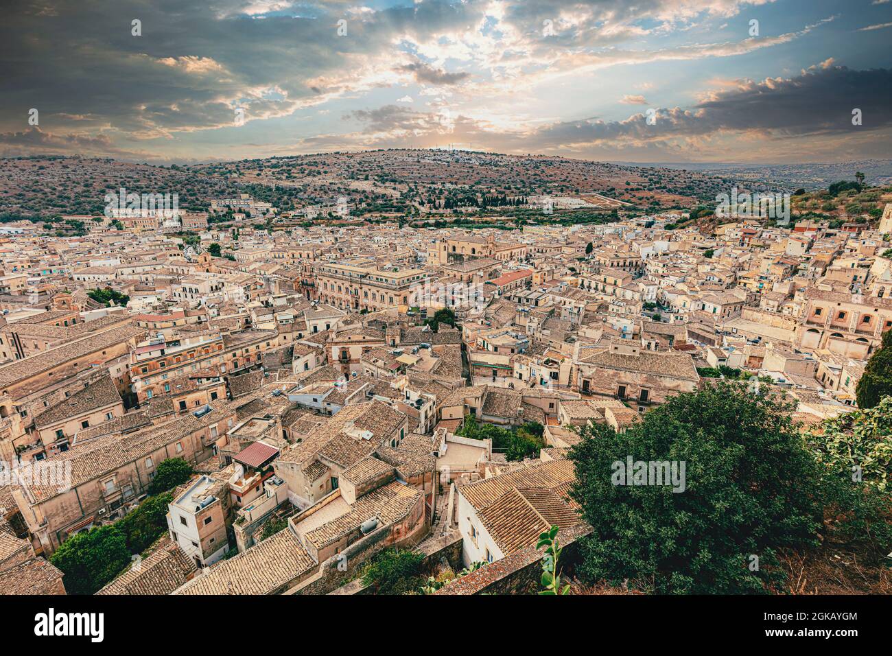 Blick auf die Stadt Scicli in Sizilien bei Sonnenuntergang. Italien. Stockfoto