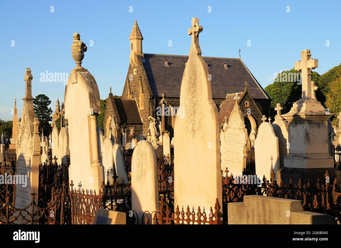 Kapelle und Grabsteine kurz nach Sonnenaufgang auf dem Melbourne General Cemetery, Victoria, Australien Stockfoto