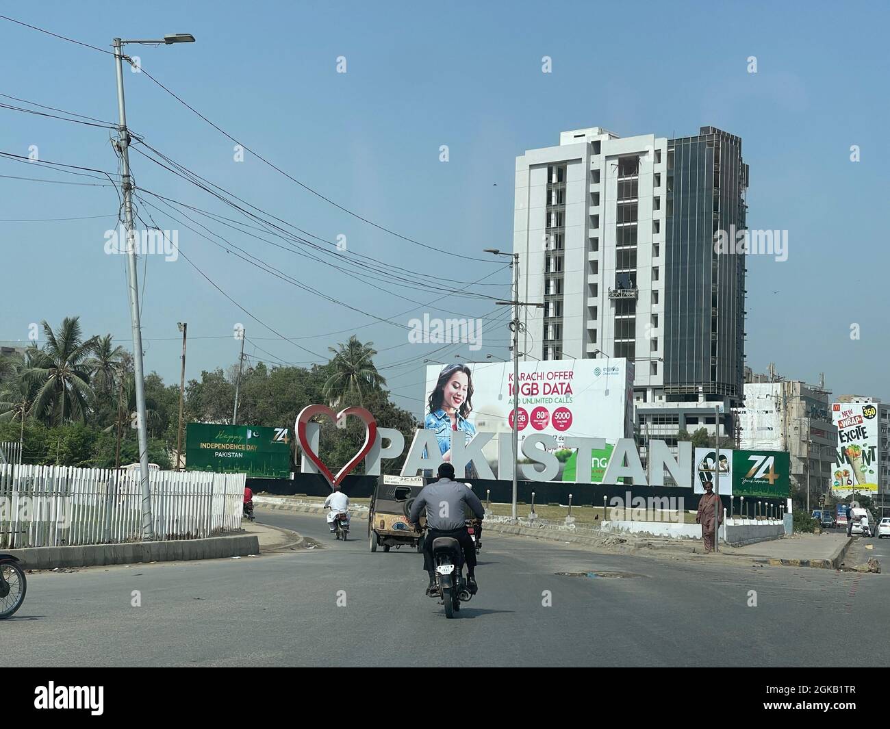 Verkehr auf Shahra-e-faisal am Wochenende am frühen Morgen, weniger Verkehr auf den Straßen durch Sperrung. Stockfoto