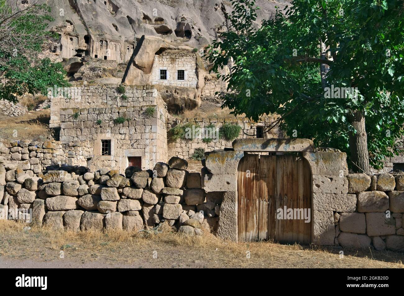Ländliches Steindorf des traditionellen Landes in der Türkei die Häuser bauen unter der für Kappadokien typischen vulkanischen Gesteinsformation Stockfoto