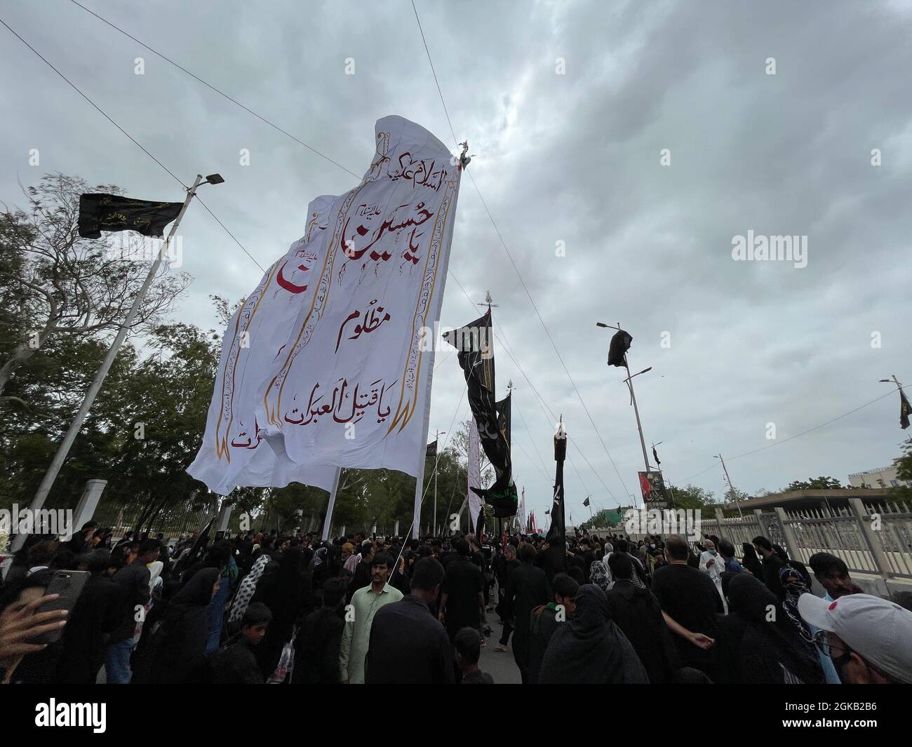 Anhänger von Imam Hussain halten in Verbindung mit dem 10. Muharramul