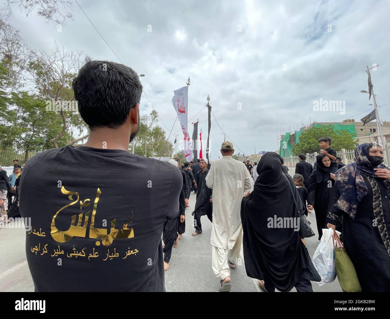 Anhänger von Imam Hussain halten in Verbindung mit dem 10. Muharramul