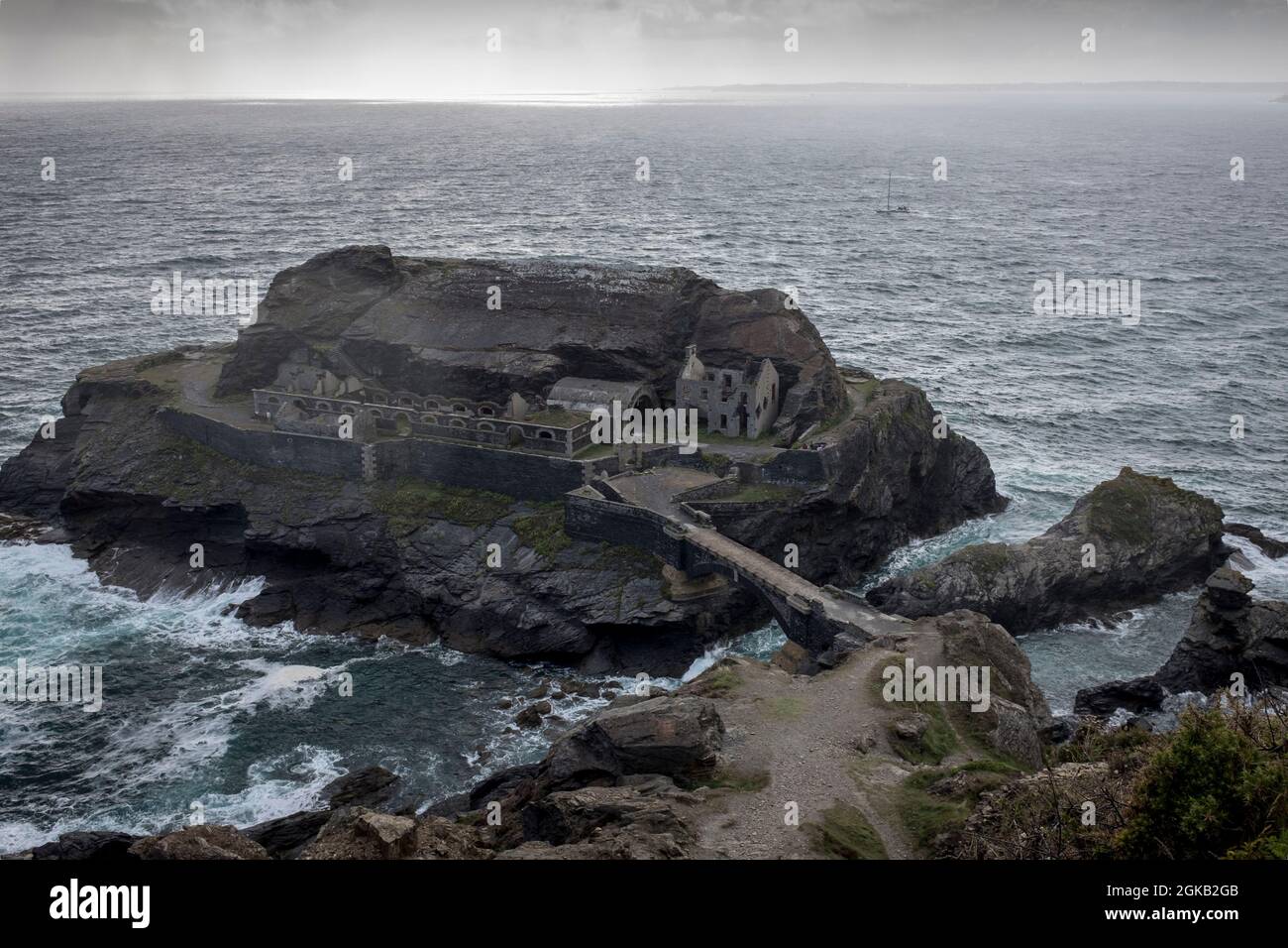 Ein Segelschiff fährt am Fort des Capucins vorbei, einer Festung aus Vauban, die 1848 auf einer felsigen Insel in Roscanvel auf der Halbinsel Crozon, Finistère, Bretagne, Frankreich, erbaut wurde. Stockfoto