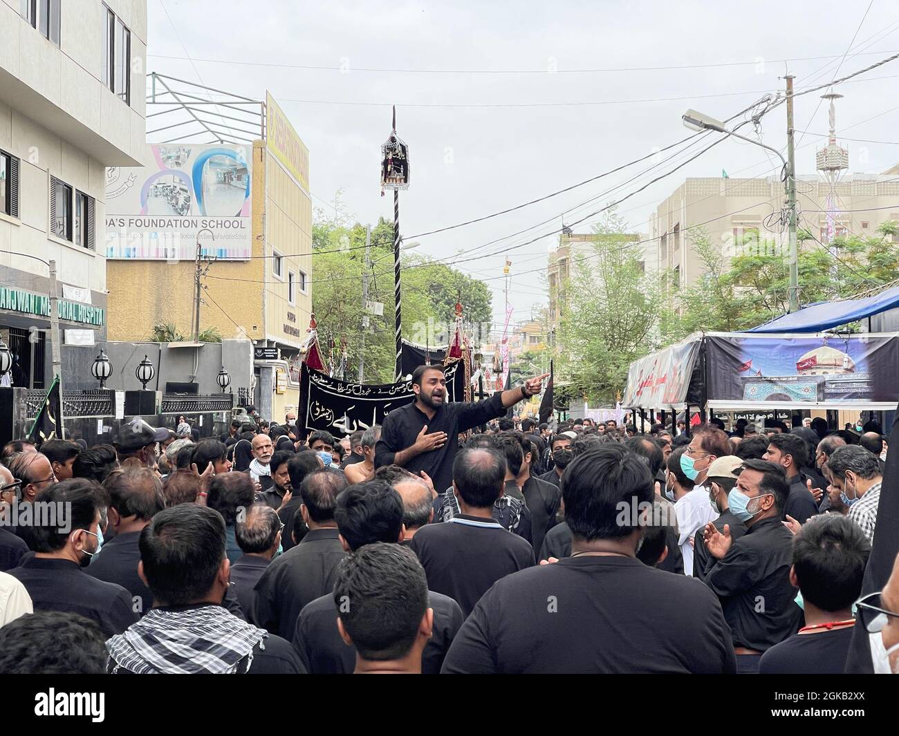 Anhänger von Imam Hussain halten in Verbindung mit dem 10. Muharram-ul-Haram eine Trauerprozession ab, die durch Mehfil e shah e Khurasan Karach führt Stockfoto
