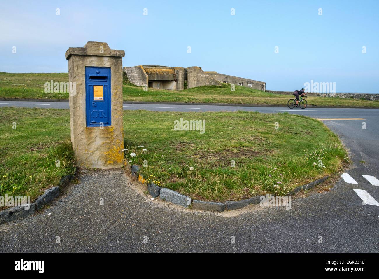 Briefkasten und deutsche Waffe des Zweiten Weltkriegs in Rocquaine Bay, Guernsey Stockfoto