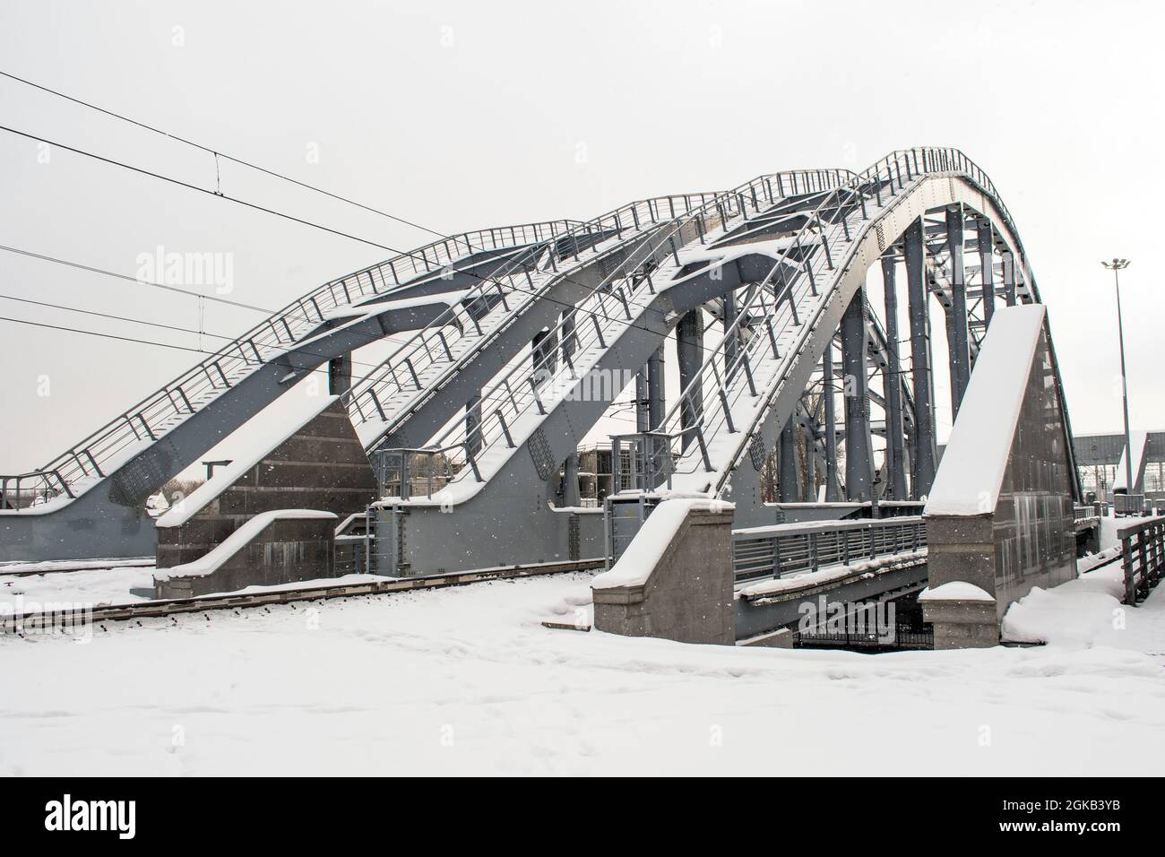 Eisenbahnbrücke im Winter im Schnee Stockfoto