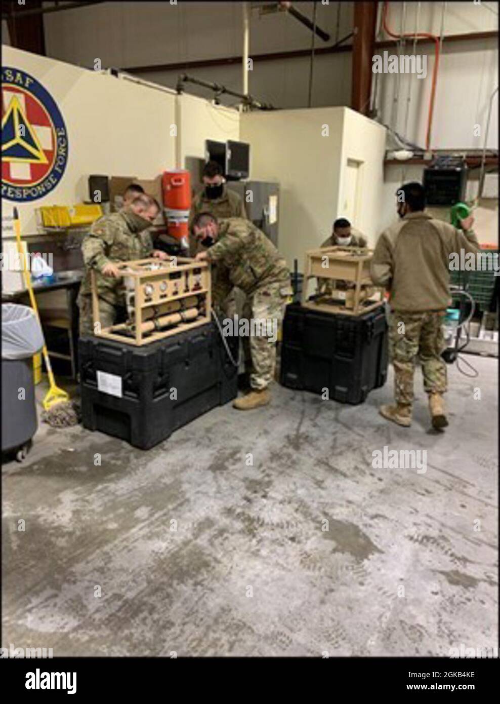 Mitglieder des CES Water and Fuels Systems Maintenance Team 366 demonstrieren die Fähigkeiten der EWPS während einer Schulungsveranstaltung am 27. Januar 21 auf der Mountain Home AFB, Idaho Stockfoto