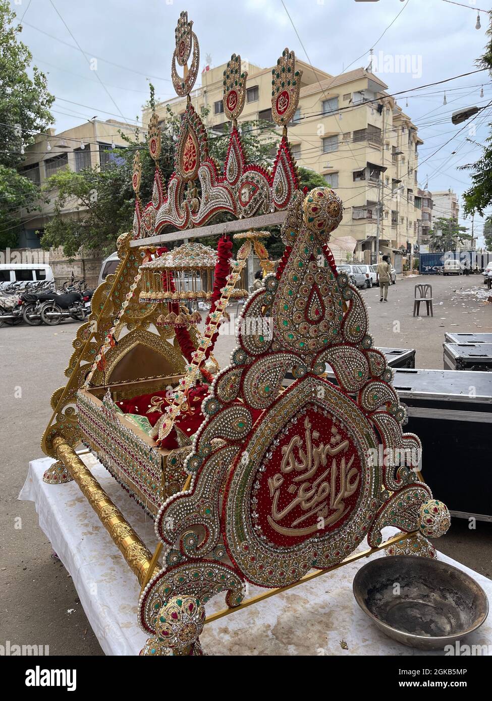 Anhänger von Imam Hussain halten in Verbindung mit dem 10. Muharram-ul-Haram eine Trauerprozession ab, die durch Mehfil e shah e Khurasan Karachi führt Stockfoto