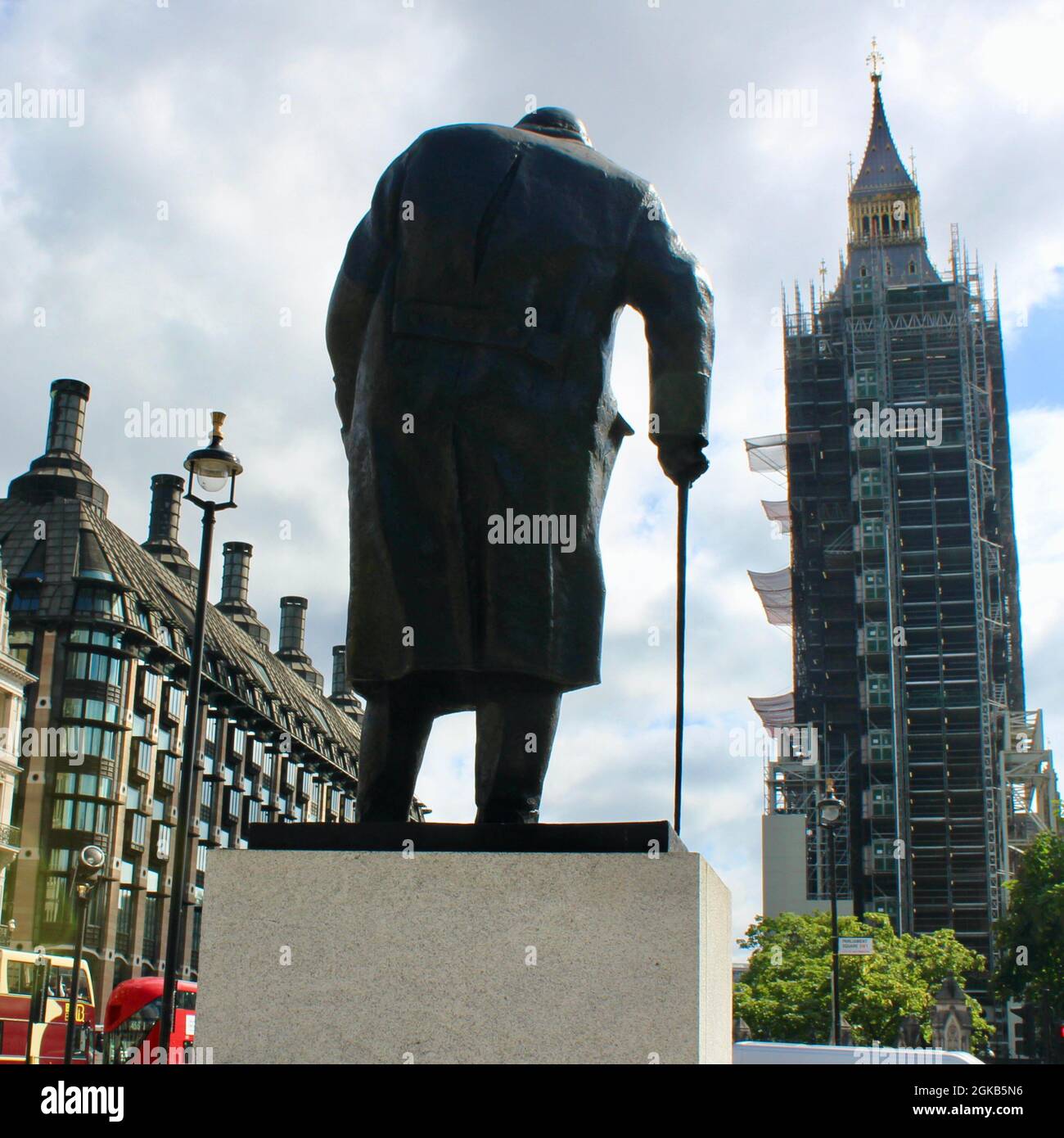 Londoner Szene - Winston Churchill Statue auf dem Parliament Square, Stockfoto