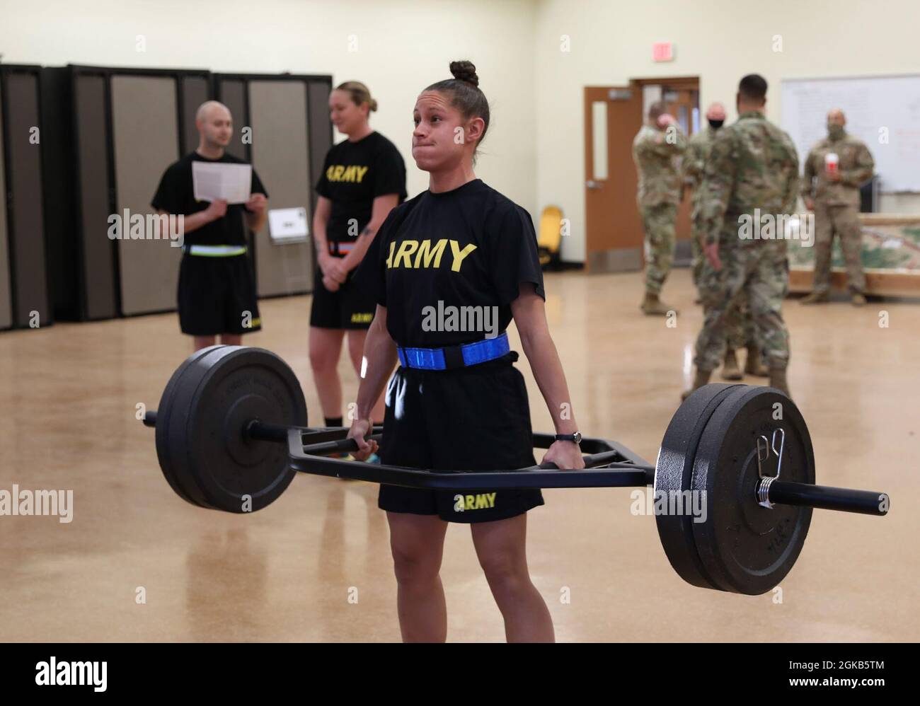 2. LT. Emily Mehlbrech, A-Company, 2.-285. Assault Helicopter Bataillon, Arizona Army National Guard, führt erfolgreich ihre erste Wiederholung von drei aufeinanderfolgenden Dead-Lift-Wiederholungen während des ersten Teils des körperlichen Fitness-Events durch, das am 2. März 2021 den Arizona Best Warrior Competition 2021 in Camp Navajo, Bellement, Arizona eröffnete. Der Arizona Best Warrior Competition bringt die besten Krieger aus der gesamten Arizona National Guard zusammen, um zu bestimmen, wer der beste Soldat im Bundesstaat Arizona ist. Der Gewinner wird sich selbst gegen die besten Krieger testen Stockfoto